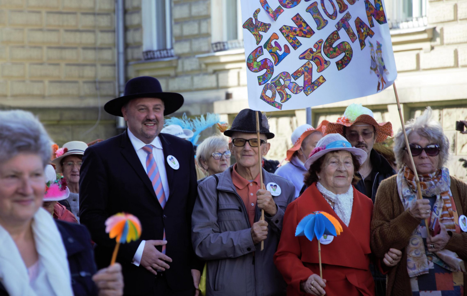 Prezydent miasta Jarosław Klimaszewski towarzyszył seniorom podczas przemarszu przez miasto